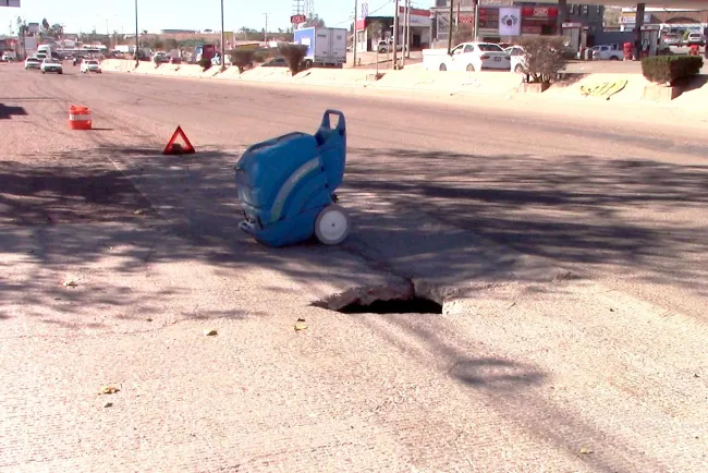Surge nuevo socavon en la carretera