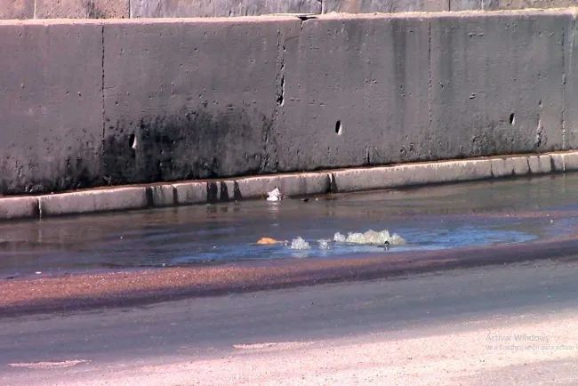 Denuncian fuga de aguas negras en bulevar 2 Mil