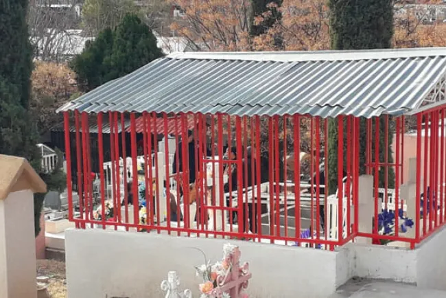 Dañan tumba en Los Cipreses