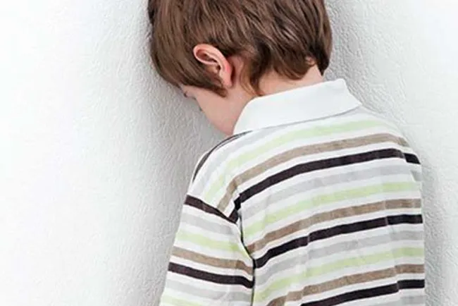 Madre quema manos de su hijo por portarse mal