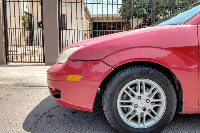 Golpean a mujer por pedir que movieran un vehículo que estorbaba