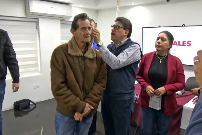 Apoyan Club de Leones y Gobierno Municipal con aparatos auditivos