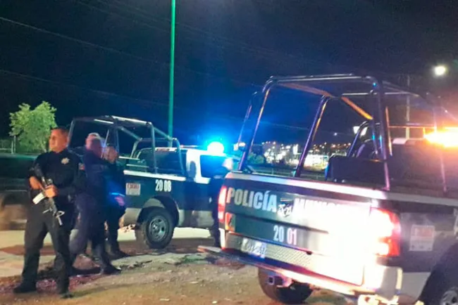 Dañan llantas a vehículo de mujer golpeada