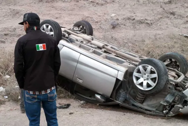 Vuelca vehículo en carretera a Mascareñas; conductor resulta ileso