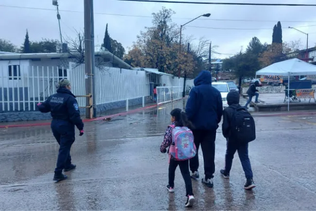 Apoyan con entrada y salida de escuelas