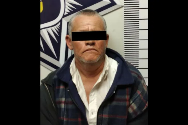 Apedrea negocio y termina arrestado