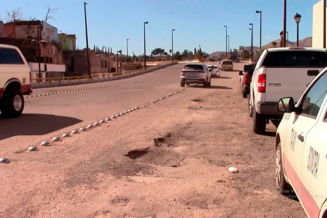 Exponen riesgo por baches en distribuidor vial