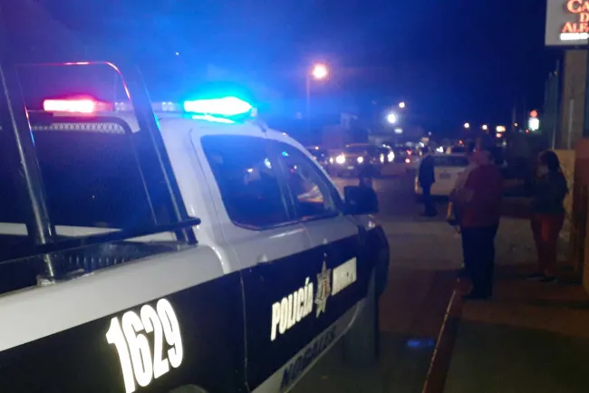 Detienen a dos por manejar a exceso de velocidad
