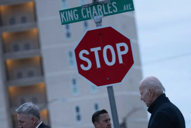Pide Biden restringir acceso a fusiles de asalto tras tiroteos