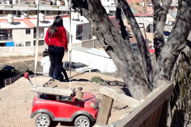 Intentan arrebatarle a su bebé a plena luz del día
