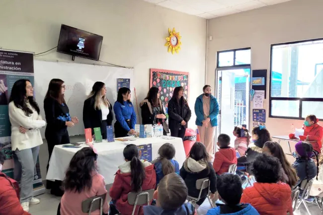 Tienen acercamiento estudiantes de preescolar hasta secundaria con profesionales