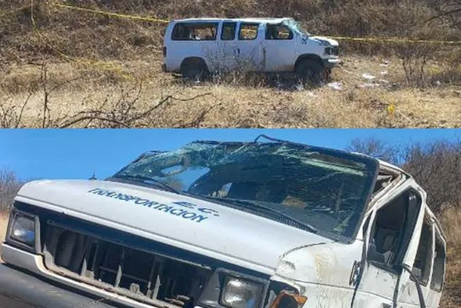 Fallece conductor al volcar camioneta de traslado de personal