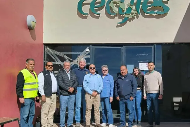 Entregan en donación mesabancos a preparatoria Cecytes II