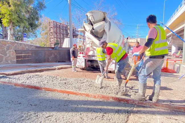 Dan mantenimiento de bacheo a varias avenidas
