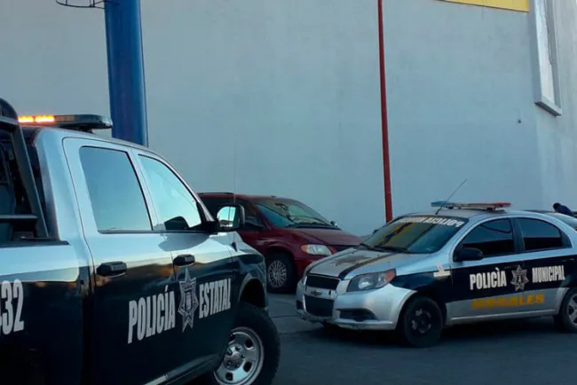 Roban dos comercios por separado