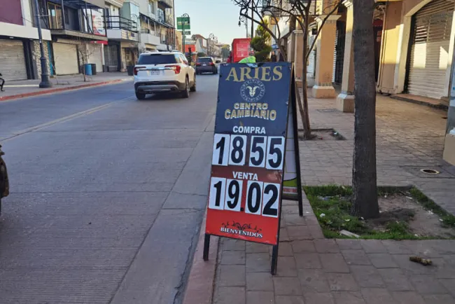 Continúa a la baja el dólar