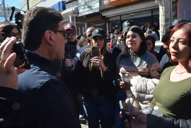 Acuden estudiantes de UTN a manifestarse al Ayuntamiento