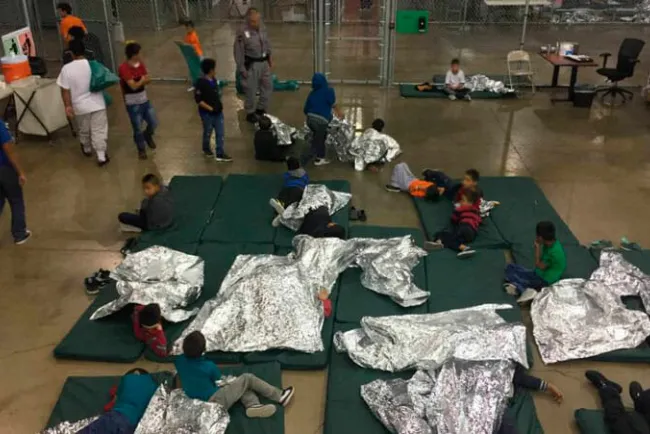 Continúan separados niños migrantes de sus padres en EU