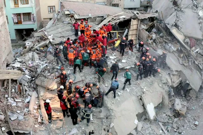 Pega sismo de 7.8 a Turquía