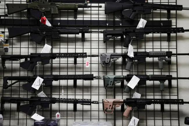 Autoriza juez que acusados de violencia doméstica puedan poseer armas de fuego