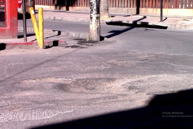 Solicitan reparen bache en el primer cuadro de la ciudad