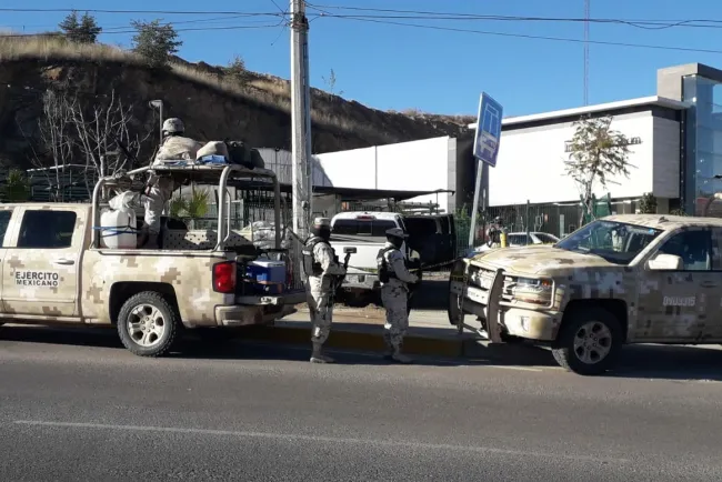 Detiene Sedena vehículo con armas, tripulantes se dan a la fuga