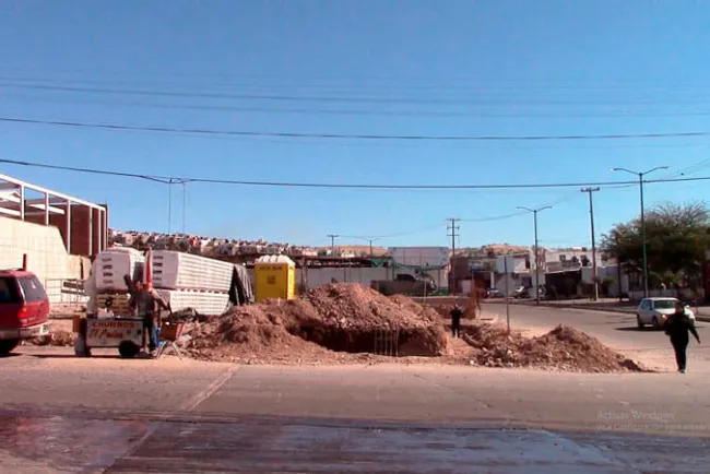 Destruyen banquetas por construcción en la San Miguel