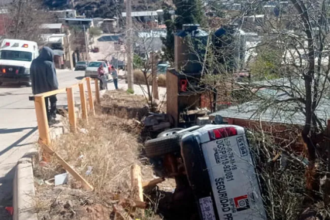 Vuelca sobre patio de vivienda en la Pueblo Nuevo