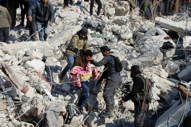 Aumenta cifra de muertos a más de 11 mil tras terremoto en Turquía y Siria