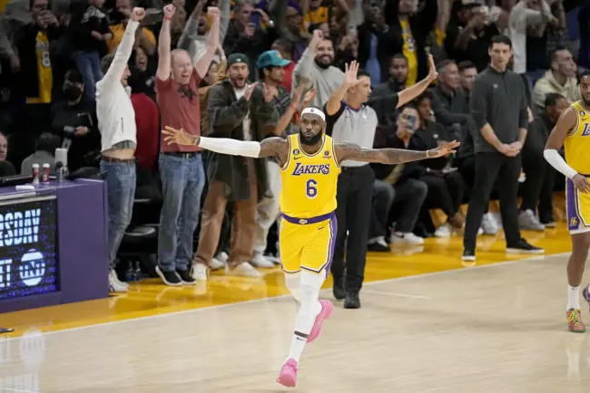 LeBron James vence al tiempo