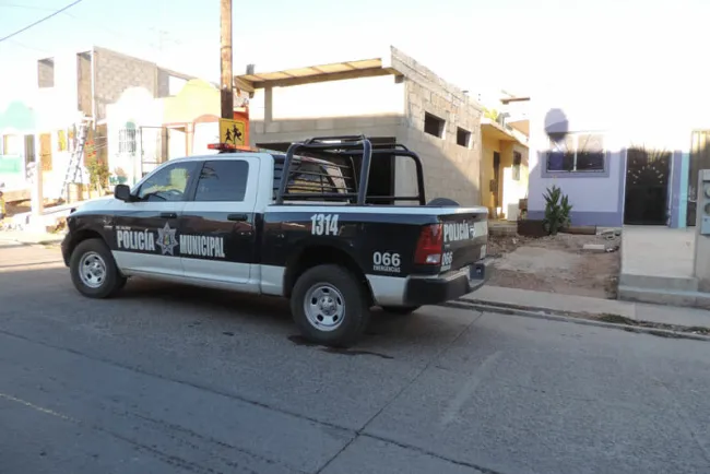 Destruye acera para tener agua gratis