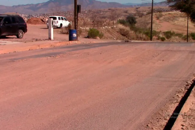 Obstruye bache circulación en bulevar Cedros