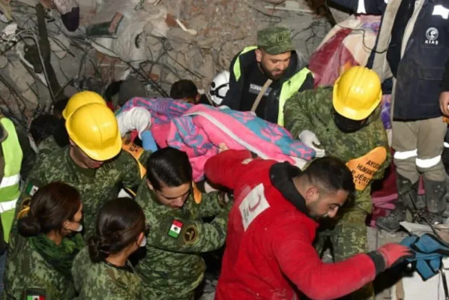 Rescata delegación mexicanos a 3 personas con vida en Turquía