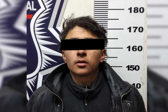 Arrestan a joven que trataba de abrir un vehículo