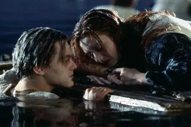 Pone James Cameron fin a polémica de Titanic ¿Jack cabía junto a Rose en la tabla?