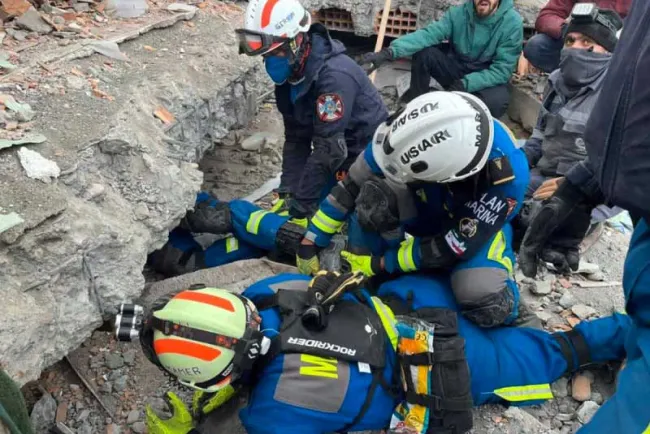 Salvan rescatistas mexicanos a 4 personas en Turquía y recupera 29 cuerpos