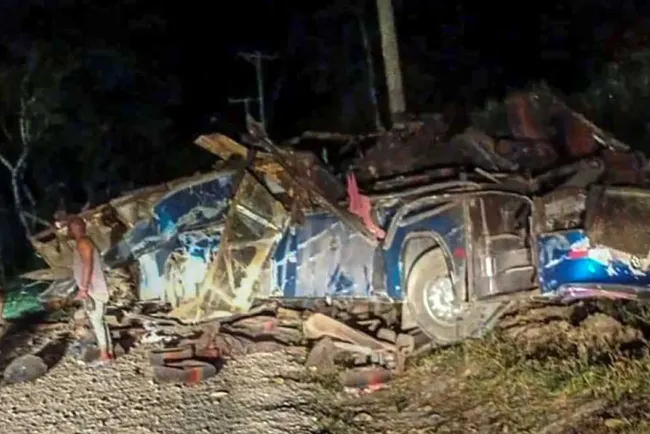 Deja más de 30 muertos choque de autobús con migrantes en Panamá