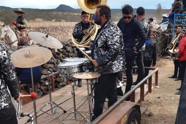 Asaltan en Zacatecas a grupo musical; les quitan su camioneta e instrumentos