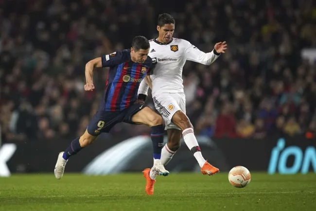 Reparten puntos Barsa y Man U