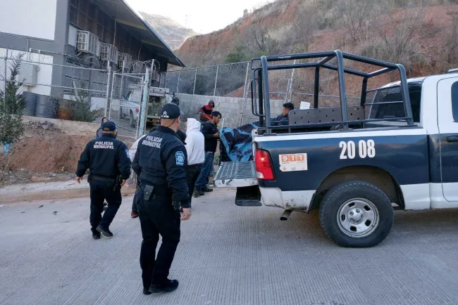 Apoya agrupación de Proximidad Social en limpieza de escuela