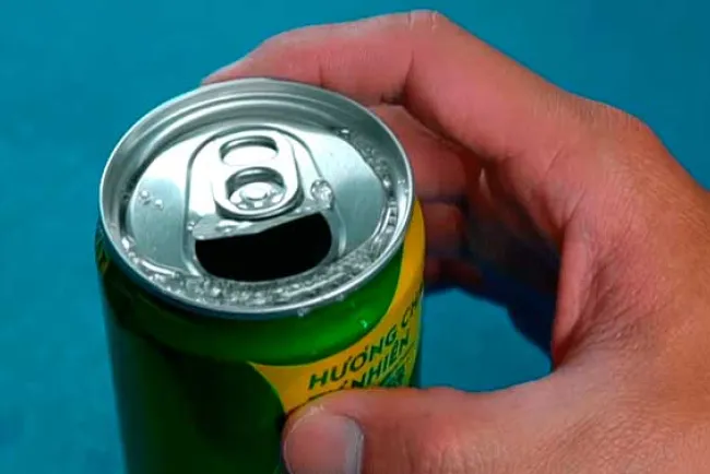 Lesiona a esposa en la cabeza con lata llena de cerveza