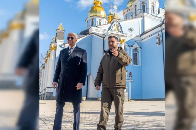 Visita Presidente de EU de sorpresa a Ucrania y promete entrega de armas