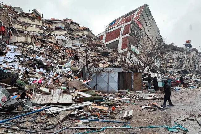 Sacude de nuevo sismo en Turquía, a dos semanas de la catástrofe