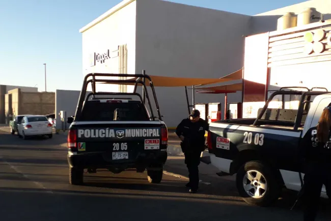 Causan daños y robos en locales comerciales de la colonia La Granja