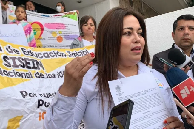 Representantes de estancias infantiles se manifiestan afuera del Congreso