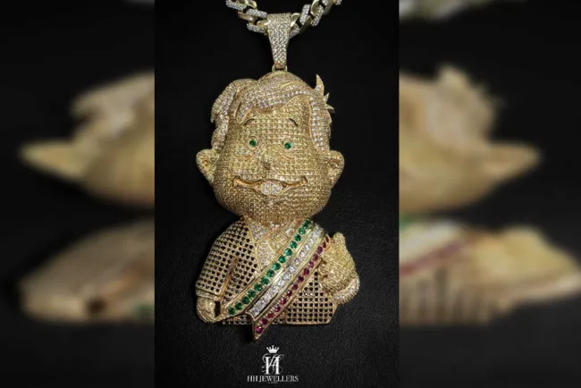 Lanza joyería un AMLO bañado en oro con costo de 100 mil pesos