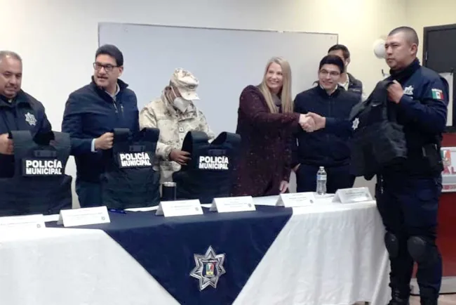 Reciben policías chalecos antibalas de parte del Alcalde