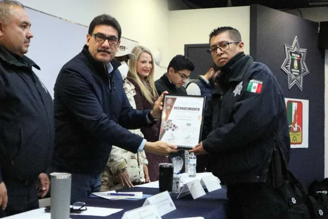Entregan premio al ‘Policía del Mes’ de enero 2023