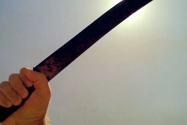 Asaltan comercio con machete en mano