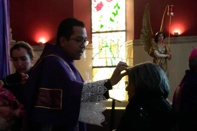 Reciben fieles católicos la ceniza en el inicio de la Cuaresma